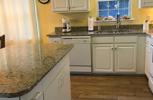 Emerald Isle House | Great Ocean View! Quiet Cul-de-sac, 4 minute walk to Beach, Waterpark, Shopping