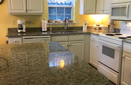 Emerald Isle House | Great Ocean View! Quiet Cul-de-sac, 4 minute walk to Beach, Waterpark, Shopping