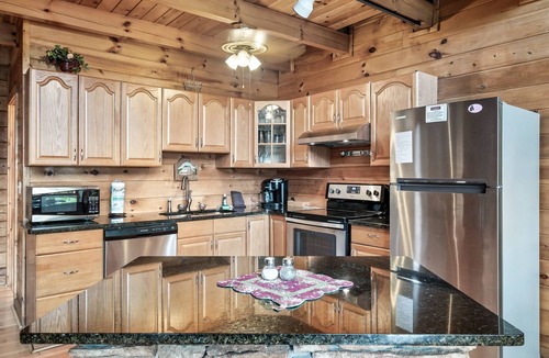 Smoky Mountains Cabin | Great View, Private setting, Fire Pit, Game Room, Pool, Hot Tub, Gas Grill, Pets