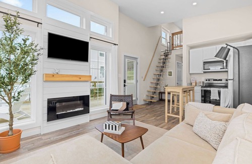 Daniels Hill House | Great Views near Downtown! | Couples Getaway