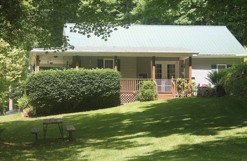 Ronceverte House | Greenbrier River Front Cottage/2 BR/2 BA/Peaceful Water Views with WiFi, AC