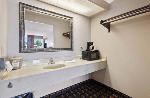 Greeneville Apartment | Greeneville, TN|King Bed|Smoking