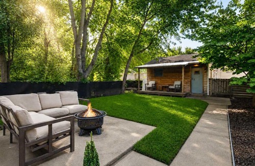 Schnitzelburg House | Group-friendly Beechmont retreat with backyard