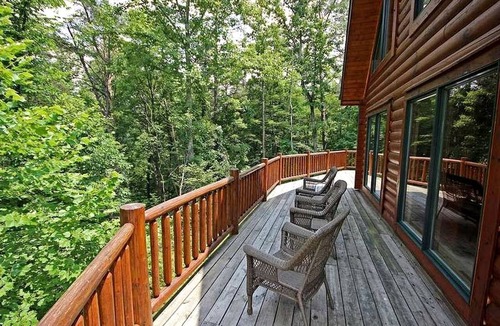 Rockbridge Cabin | Group Spacious Cabin with Hot-Tub and Picnic Areas in Ohio
