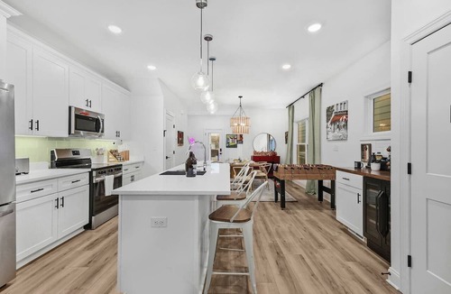 South Nashville House | Group Stay | 1mi-Downtown | Hot Tub | Outdoor TV