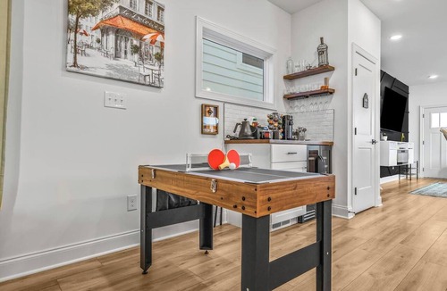 South Nashville House | Group Stay | 1mi-Downtown | Hot Tub | Outdoor TV