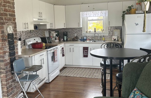 Burnt Chimney House | GUEST FAVORITE! ROANOKE RIVER&BIKE TRAILS. PET FRIENDLY WEEKLY DISCOUNTS HOT TUB
