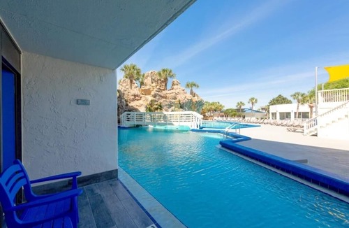 Fort Walton Beach Hotel | Gulf Breeze Escape with Pools Near Dining and Pier | 2 Units