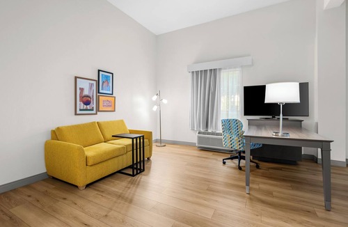 Southeast Raleigh Hotel | Hampton Inn & Suites Knightdale Raleigh