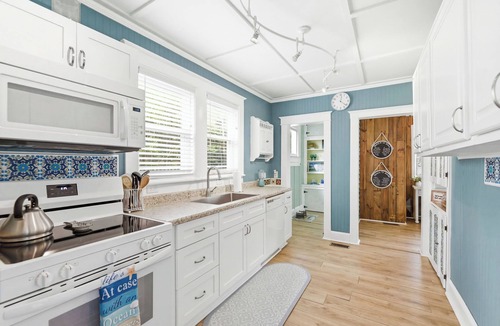 Wilmington House | Happy Place🏖️🐶 Prime Historic 1915 Pet-Friendly Home:Great Beach & Downtown Spot!