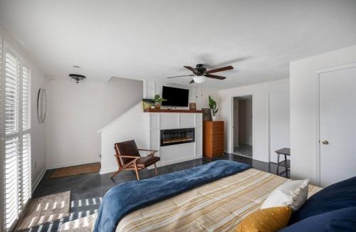 Goodview Apartment | Harbor Ridge - Lakefront Retreat, Great Views, Pool and Dock Access!