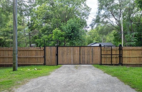 Gary House | Hardrock Hide-Away! 5-bedroom house with 5 queen beds. Close to Casino