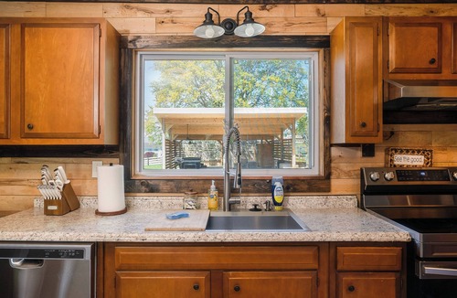 Harrisonburg House | Harrisonburg 3 bedroom and HOT TUB! Minutes from Downtown NEW!