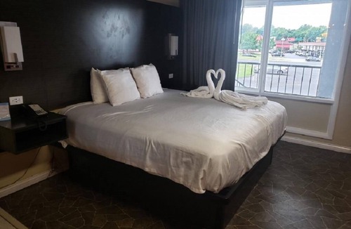 Henderson Hotel | Heart Shape Jetted Tub King Bed at Envi Boutique Hotel