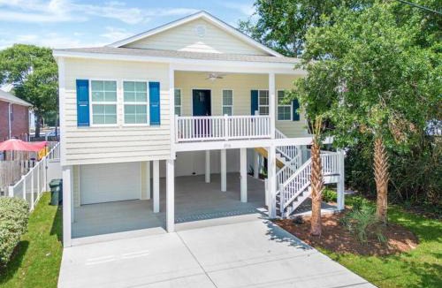North Myrtle Beach House | Hibiscus Hideaway Walk to Beach and Main Street