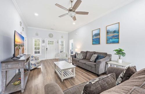 North Myrtle Beach House | Hibiscus Hideaway Walk to Beach and Main Street