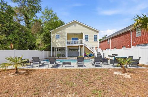 North Myrtle Beach House | Hibiscus Hideaway Walk to Beach and Main Street