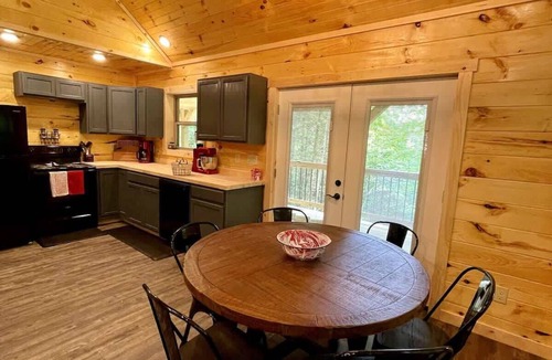 Primrose Cabin | Hidden 3BR 2BA w/King Bed in Heart of RRG!