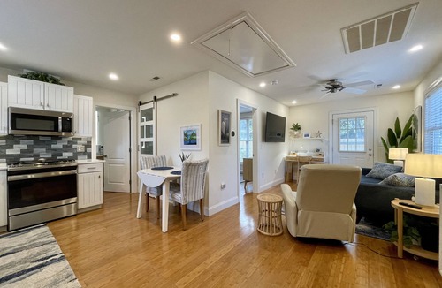 Wilmington House | Hidden Gem: Epic cottage near UNCW, Beach & Downtown