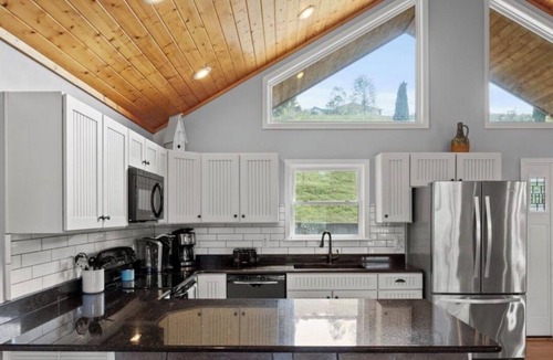 Hidden Springs House | "Hidden Legacy" Lakefront 5-bed/4 Bunk/4.5 Baths w/private dock on Norris Lake!