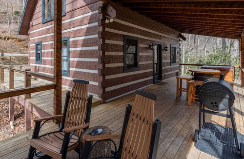 Topton Cabin | Hideaway-Pet Friendly, Luxury Cabin Rental, Private Deck on Creek, Hot Tub, Fireplace, Fishing, Waterfalls, Rafting-Nantahala NC.