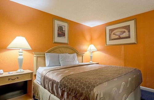 Paris Hotel | Highway Inn