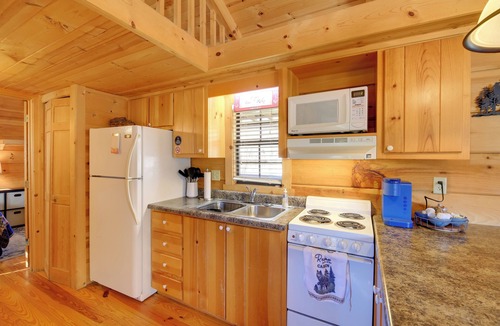 Damascus Cabin | Hike & Relax Fireside: Peaceful Damascus Gem