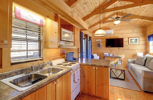 Damascus Cabin | Hike & Relax Fireside: Peaceful Damascus Gem