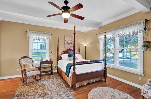 Loretto Bed & Breakfast | Hill House B&B