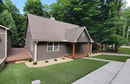 Byrdstown House | Hill Top Heaven Lake House - Sleeps 26 in beds - 3.5 baths - 1 Mi to Marina!