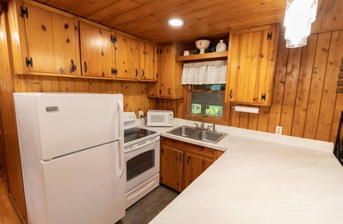 West Columbia Cabin | Hillside Haven - peaceful, private, pet friendly