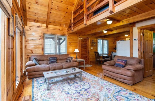 Campton Cabin | Hillside Loft Cabin- Hot Tub, WiFi, 20 mins from Natural Bridge