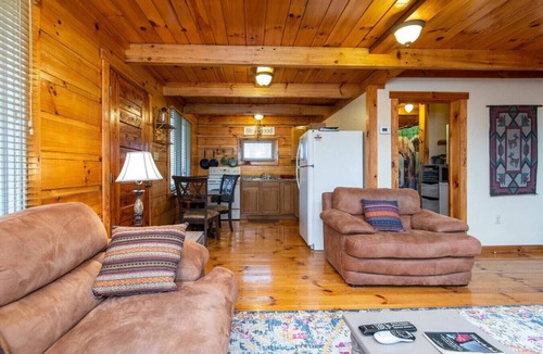 Campton Cabin | Hillside Loft Cabin- Hot Tub, WiFi, 20 mins from Natural Bridge