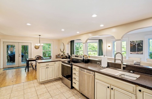 Laurelville House | Hillside Retreat-Hot Tub · Game Room · Sleeps 12 - 4BD/5BA - 2 min to Rock House