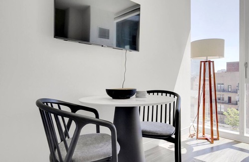 South Loop Apartment | Hip South Loop Studio w/Lounge, Pool & Gym near Grant Park, by Blueground