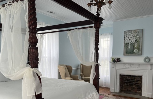 Pollocksville Bed & Breakfast | Historic 1906 home within walking distance to river