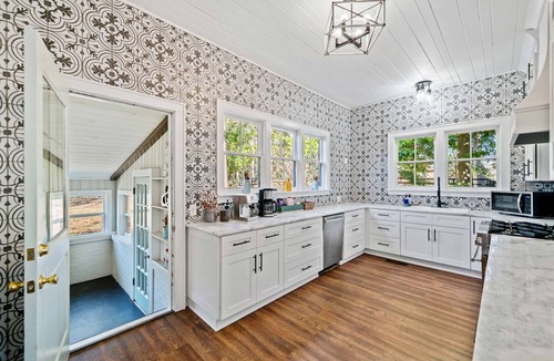 Jasper House | Historic 6 Bedroom Luxury Home Walking Distance to Downtown Jasper!