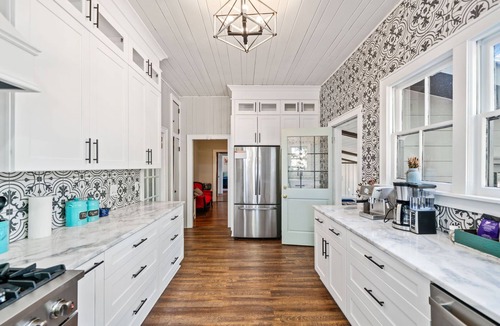 Jasper House | Historic 6 Bedroom Luxury Home Walking Distance to Downtown Jasper!