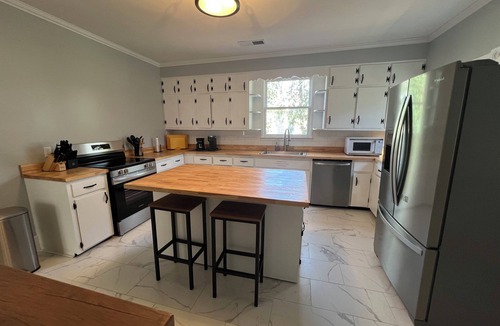Somerset House | Historic Downtown Somerset. Newly Renovated. 3 Kings. Two blocks to fountain.