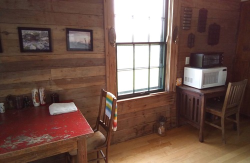 Hardyville House | Historic farmstead, private access to the Green River