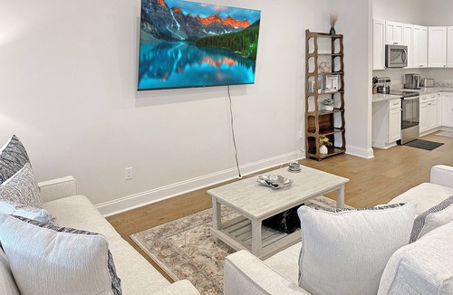 Loudon House | Historic Freshly Renovated 8-Bedroom Townhome - Downtown Loudon