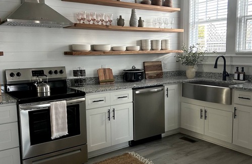 Greensboro House | Historic Haven: Nestled in Downtown Greensboro! Close to Universities.