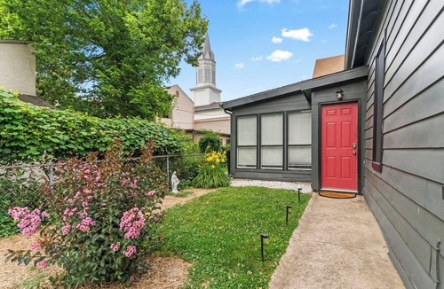 Madison House | Historic Hideaway - Steps to Main St, Shopping, Dining, & the Ohio River