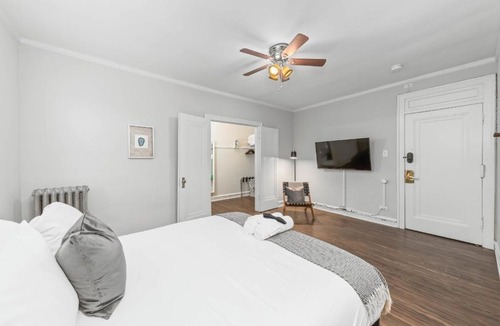Hyde Park Apartment | Historic HP Studio with Fast Transit to UChicago & DT by Zen Rentals