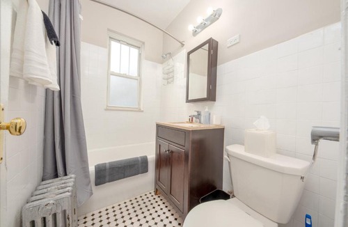 Hyde Park Apartment | Historic HP Studio with Fast Transit to UChicago & DT by Zen Rentals