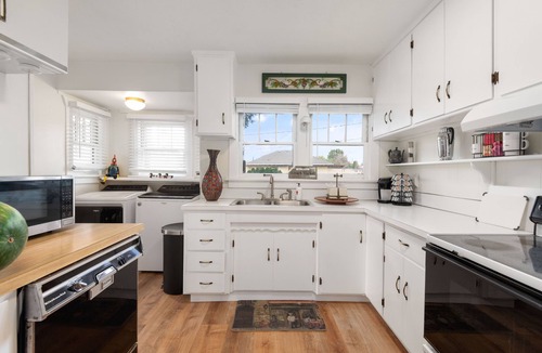 Prosser House | Historic River Front Farmhouse Near Wineries-Private waterfront! Winery tour!