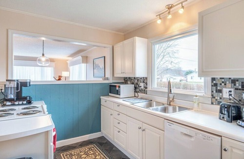 Ripley House | Historic River Town Retreat w/Screened Porch