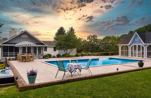 Midway House | HOLIDAY HOUSE - Kentucky Bluegrass Home on Champion Thoroughbred Farm