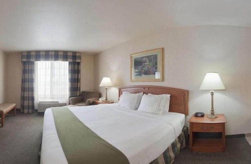 Greensburg Hotel | Holiday Inn Express Greensburg by IHG