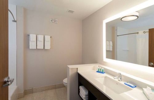 Downtown Knoxville Hotel | Holiday Inn Express Knoxville Downtown by IHG